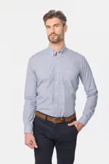 Camisa de vestir celeste con finas rayas verticales blancas, de corte clásico, con cuello abotonado y bolsillo en el pecho.