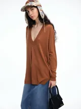 Sweater de tejido de punto color negro, con escote en V profundo, hombros caídos y diseño holgado de corte relajado.