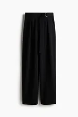 Pantalón sastrero de punto negro, tiro alto con elástico oculto, pinzas en la cintura y piernas anchas. Incluye un cinturón integrado con hebilla de anillas metálicas en D.