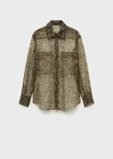 Camisa de organza semitransparente con estampado de serpiente en tonos marrones y verdes. Tiene corte recto, cuello camisero, dos bolsillos de parche en el frente y cierre de botones.