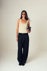 Musculosa de tejido canalé color verde oscuro, confeccionada en 100% algodón, con escote redondo y calce que acompaña el cuerpo.