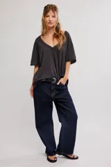 Remera de algodón celeste, de corte oversize con escote en V amplio y mangas cortas caídas.