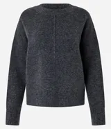 Suéter gris melange de punto con cuello redondo y manga larga.