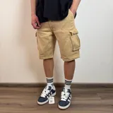 Bermuda tipo cargo de jean en color beige, con bolsillos laterales con solapa y corte regular.
