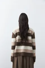 Cardigan de tejido suave con diseño de rayas horizontales en tonos marrones y beige, con cuello redondo y cierre frontal de botones.