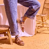 Sandalias de plataforma baja con múltiples tiras frontales y tobillera ajustable con hebilla, combinando tonos marrón, beige y texturas estampadas.