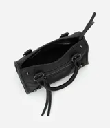 Cartera satchel Satinato de color negro, confeccionada en poliuretano. Cuenta con asas de mano fijas, correa larga removible, bolsillos frontales con cierre, tachas metálicas decorativas y tiras colgantes.