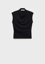 Top negro de tejido de punto fino, con cuello alto drapeado, sin mangas y diseño recto.