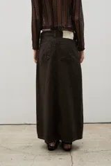 Falda larga de denim en color marrón oscuro, de corte recto con costuras verticales decorativas y tajo frontal central.