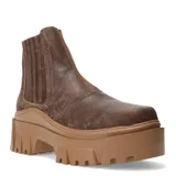 Botas tipo chelsea con plataforma track color marrón. Presentan una capellada de cuero con textura desgastada y paneles laterales elásticos al tono. La suela es de goma maciza color suela con diseño dentado.