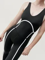 Mono largo negro con vivos blancos en contraste, escote en V y calce ajustado.