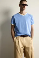 Camiseta de corte regular en color azul, con cuello en pico y bordes de las mangas en color amarillo a contraste.