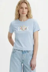 Remera de algodón color celeste, de corte clásico y cuello redondo, con logo de la marca estampado en el frente con diseño floral.