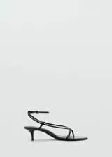 Sandalia de tacón bajo tipo kitten heel, color negro, con diseño de tiras finas y cierre de pulsera al tobillo con hebilla metálica.