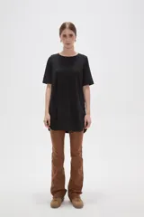 Remera de manga corta con cuello redondo, confeccionada en poliéster, con un diseño holgado y versátil.