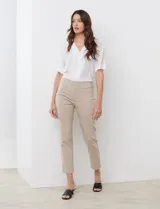 Pantalón color beige de gabardina elastizada, marca Ruby Rd. Pretina ancha, delantera con bolsillos simulados y trasera con bolsillos aplicados. Largo de pierna al tobillo.