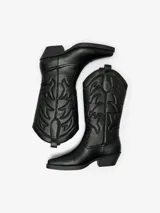 Botas de caña alta color negro con punta afilada, diseño bordado y tacón bajo.