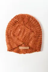 Turbante tejido a mano en lana merino color rojo.