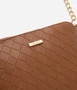 Cartera pequeña de diseño transversal con textura de efecto tressê, cierre superior con cremallera y correa larga de cadena metálica.