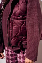 Chaleco bordeaux con interior estampado floral, de corte al cuerpo y cierre frontal con cremallera.