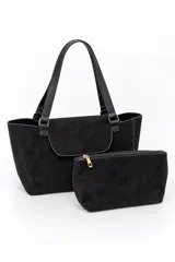 Bolso negro tipo tote de PU y gamuza, con doble asa de hombro, solapa frontal y cierre superior, acompañado de un neceser con cierre a juego.