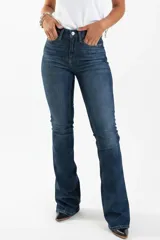 Jeans de denim azul oscuro con corte de tiro alto y silueta semi oxford, con bolsillos delanteros y traseros.