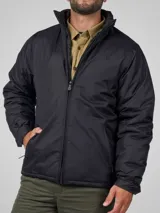 Campera azul marino de nylon con cuello alto y cierre frontal con cremallera. Tiene un pequeño logo bordado en el pecho.