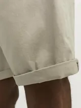 Short chino de jean regular fit color beige, con efecto lavado y dobladillo vuelto en las piernas.