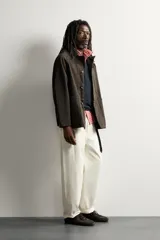 Chaqueta relaxed fit marrón oscuro confeccionada en tejido de algodón. Presenta cuello solapa, manga larga ranglán, bolsillos frontales de plastrón, efecto lavado y cierre frontal con botonadura. Colección especial Aaron Levine x Zara.