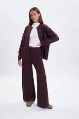 Pantalon de punto color bordo, de corte recto y tiro alto, con cintura elastizada y cordón de ajuste.