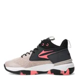 Championes de básquet Topper modelo Flight, con diseño de caña media en tonos beige, negro y detalles en color salmón. Presentan una estructura robusta con refuerzos laterales, cordones negros y suela con patrón de agarre optimizado para la cancha.