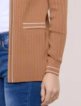 Cardigan de punto acanalado color verde, con bolsillos simulados y ribetes en contraste blanco en la apertura frontal, puños y bolsillos, de manga larga y diseño abierto.