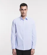 Camisa de manga larga con cuello inglés y cierre frontal abotonado. Confeccionada en tejido tricolina maquinetado con patrón de rayas finas, destacando por su alta transpirabilidad y suavidad.