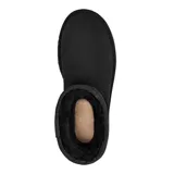 Botas UGG Classic Short II de piel de oveja color negro, con interior de lana y suela liviana.