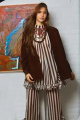 Camisa holgada de cuero suede color marrón con botones forrados.