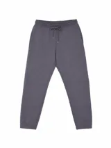 Pantalón de jogging color gris oscuro, con cintura elástica ajustable mediante cordón, bolsillos laterales y puños elásticos en los tobillos. Presenta costuras horizontales decorativas en las rodillas.