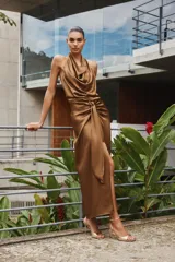 Sandalias negras de tacón fino con efecto craquelado, tira ancha en la parte delantera, cierre mediante hebilla metálica en la pulsera del tobillo y acabado en punta cuadrada.