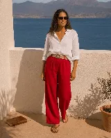 Pantalón de lino rojo de corte ancho y relajado, con cintura elástica y bolsillos funcionales.