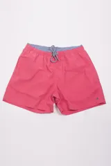 Short de baño amarillo con cintura elástica y cordón ajustable. Presenta bolsillos laterales, un bolsillo trasero y logo bordado en la parte inferior. Incluye suspensor interno y está confeccionado en tela ligera de secado rápido.