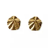 Par de caravanas doradas con forma de hoja.