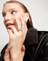 Anillo plateado con forma de libélula, realizado en aleación de metales bañada en plata de ley.