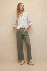 Pantalón negro de corte recto, con bolsillos laterales y recortes tipo cargo.