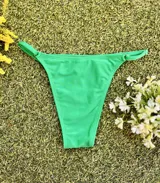 Conjunto de bikini verde esmeralda, con corpiño triangular fijo y bombacha vedetina regulable.