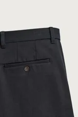 Pantalón straight fit color marrón oscuro, confeccionado en tejido compacto de algodón con estructura twill, bolsillos frontales, bolsillos traseros de vivo con botón y cierre frontal con cremallera y botón.