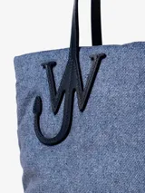 Bolso tote azul denim con asas de cuero sintético negro y logo de ancla.