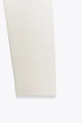 Camiseta de manga larga con cuello redondo y corte ajustado, confeccionada en tejido de mezcla de algodón suave.