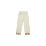 Pantalón de jean Eme Studios, modelo Riot Turned Off Sand, color beige, de corte recto y tiro medio con botamangas rebatidas que muestran la inscripción de la marca estampada en color marrón.