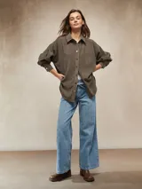 Jean de corte wide leg en color negro, con cintura alta ajustable mediante lazo y costuras verticales decorativas en el frente.