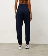 Pantalón deportivo tipo jogger color bordó, confeccionado en tejido de modal con poliéster y elastano. Presenta cintura fija, recortes estratégicos en el diseño y terminación ajustada en la botamanga.