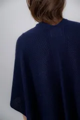 Ruana azul de tejido de punto con textura, confeccionada en 100% baby alpaca.